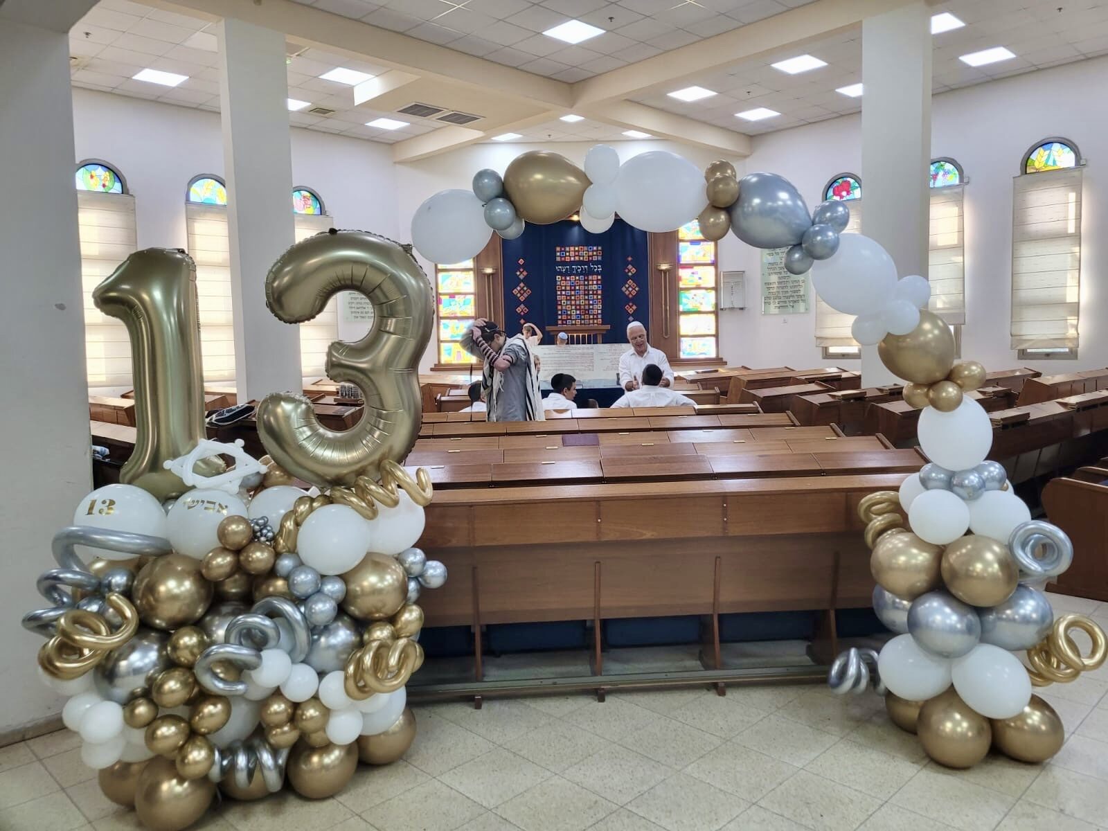 עיצוב בלונים לבר מצווה בבית כנסת